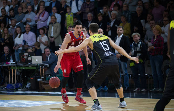 绕两位球员 绕两位球员